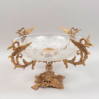 Centro de mesa. Siglo XX. Elaborado en cristal cortado con metal dorado. Decorado con asas de grullas. 24 x 33 cm Ø