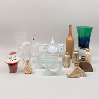 Lote de 18 piezas. Diferentes orígenes y diseños. Siglo XX. Elaborados en cristal, cerámica y vidrio. Uno marca d'Arques.