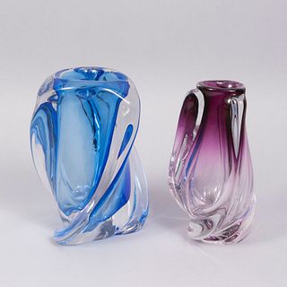 Lote de 2 floreros. Siglo XX. Diseño orgánico. Elaborados en cristal tipo Murano. Colores azul y morado.
