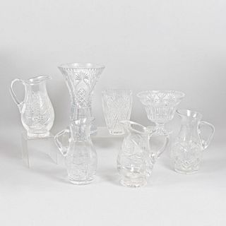 Lote de 7 piezas. Siglo XX. Elaboradas en cristal. Consta de: centro de mesa, 2 floreros y 4 jarras.