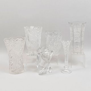 Lote de 6 floreros. Diferentes orígenes y diseños. Siglo XX. Elaborados en cristal. Consta de: 6 floreros altos. 30 cm (mayor).