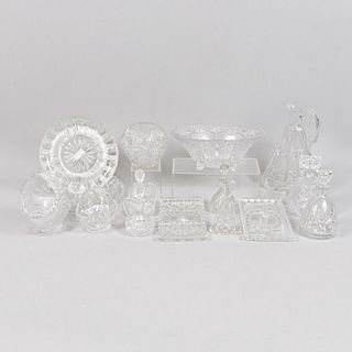 Lote de 15 piezas. Diferentes orígenes y diseños. Siglo XX. Elaborados en vidrio y cristal. Consta de: 3 licoreras, Otros.
