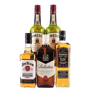 Lote de Whisky y Bourbon. a) Ballantine's. Finest. Blended. Scotch whisky. b) Jim Beam. Bourb...