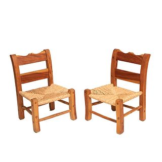 Par de sillas de trabajo para tejer Taxqueñas. México, siglo XX. Diseño Rústico. Elaboradas en madera tallada de enebro y palma tejida.