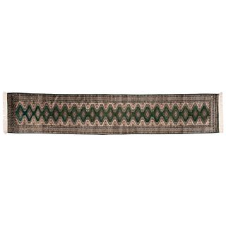 Tapete de pasillo. Pakistán. Siglo XX. Estilo Boukhara. Elaborada en fibras de lana y algodón. Decorada con elementos geométricos.