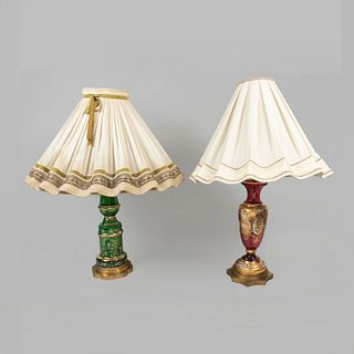 Lote de 2 lámparas de mesa. Siglo XX. En cristal de Murano. Colores rojo y verde. Para una luz cada una. Con pantallas de tela.
