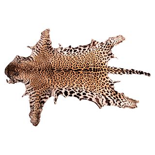 Tapete. Siglo XX. Elaborado en piel de jaguar.