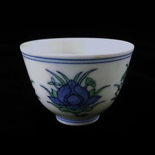 CHINESE DUCAI PORCELAIN LOTUS BLOSSOM WINE CUP