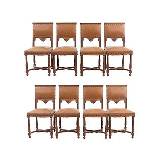 Lote de 8 sillas. Francia. Siglo XX. Estilo Enrique II. En talla de madera de nogal. Con respaldos semiabiertos y asientos tipo piel.
