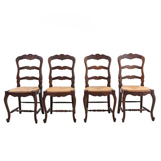 Lote de 4 sillas. Francia. Siglo XX. Estilo Luis XV. En talla de madera de roble. Con respaldos escalonados y asientos de palma.
