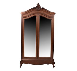 Armario. Francia. Siglo XX. Estilo Luis XV. En talla de madera de nogal. Con 2 puertas abatibles con espejo. 259 x 146 x 55 cm