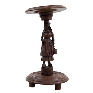 Pedestal. Francia. Siglo XX. Estilo Bretón. En talla de madera de roble. Con cubierta circular y fuste a manera de campesina.