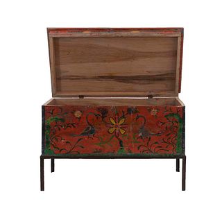 Chest. 20th century. Polychrome wood. Folding cover and metal base. 20.8 x 26.7 x 15.7" (53 x 68 x 40 cm)