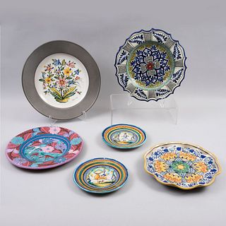 Lot of decorative plates. Puebla, Mexico, 20th century. 2 made in talavera, glazed ceramic, porcelain and terracotta. Pieces: 6