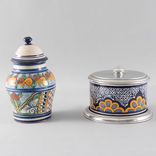 Lot of decorative items. Mexico, 20th century. Polychrome talavera with pewter applications. Pieces: 2.