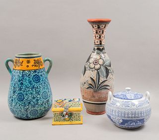 Lot of coffer, jar, vases. Mexico. 20th century. Different designs. Made of ceramic, clay and talavera. Pieces: 4.