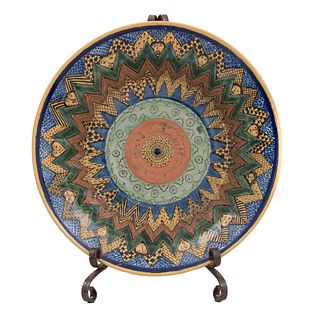 Platter. Mexico. 20th century. Made in talavera. Includes plate holder. Decorated with geometric and floral elements.