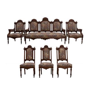 Sala. XX. En talla de madera. Estilo francés. Consta de: sofá de 3 plazas, par de sillones y 3 sillas. En tapicería floral. Piezas: 6