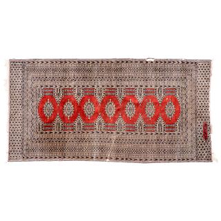 Tapete de pasillo. Pakistán. Siglo XX. Estilo Boukhara. Elaborado en fibras de lana y algódon. 125 x 195 cm