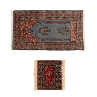 Lote de 2 tapetes. Siglo XX. Uno estilo boukhara . Elaborados en fibras de lana y algodón. Decorados con medallon y bouquets.