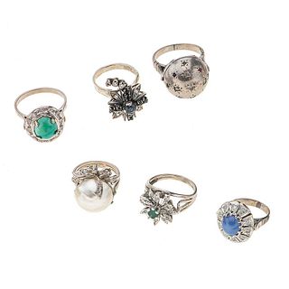 Seis anillos con con perla, zafiros, diamantes y simulantes en  plata paladio. Media perla cultivada color gris de 15 mm.
