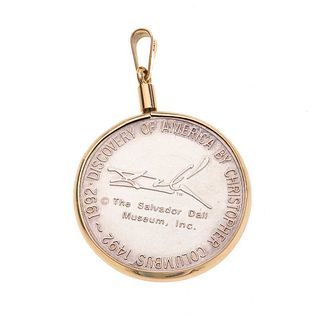 Medalla conmemorativa Salvador Dali Discovery of America Christopher Columbus en plata .900  y bisel en oro amarillo de 10k.