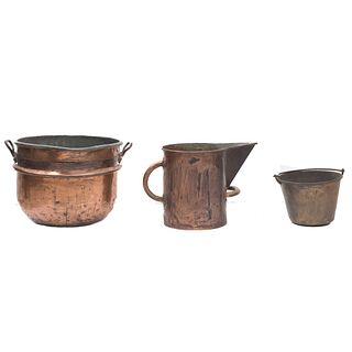 Lote de jarra, cubeta y olla. México. Siglo XX. Elaborados en cobre. 40 x 59 x 57 cm (mayor)
