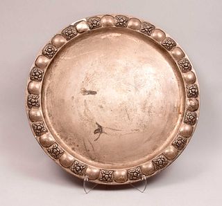 Charola. México. Siglo XX. Diseño circular. Elaborada en plata ley 0.925, Sellado VIGUERAS. Peso: 1635 g.