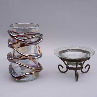 Jarrón y centro. Siglo XX. Consta de: Jarrón. Elaborado en cristal de Murano y centro de mesa. Pz: 2