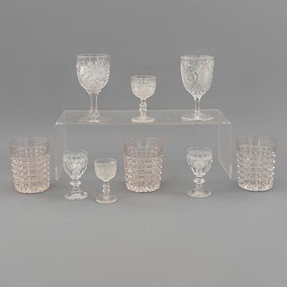 Lote de vasos y copas. SXX. Diferentes diseños. Elaborados en vidrio y vidrio prensado. Consta de: una para cremas, 3 vasos, otros.