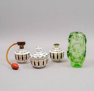 Juego de baño. Siglo XX. Elaborados en vidrio y cerámica. Consta de: florero, perfumero, violetero, y depósito con tapa.