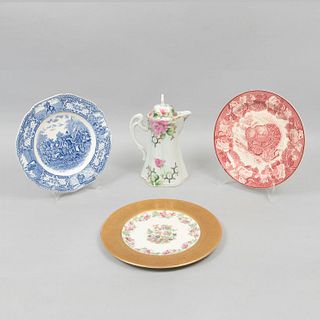 Lote de jarra y platos. Japón e Inglaterra. Siglo XX. Elaborados en cerámica y porcelana, Consta de: jarra y 3 platos.