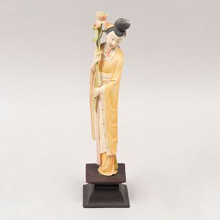 Kwan Yin. Origen oriental. Siglo XX. Talla en marfil con policromía y egrafiados. 25.5 cm de altura