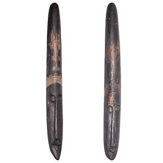 Lote de 2 máscaras africanas. Origen africano. SXX. En talla de madera. Con esgrafiados. 151 cm y 143 cm (alto).
