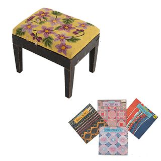 Lote de banco y 4 libros. SXX. En talla de madera. Con asiento en tapicería floral amarilla, fustes y soportes lisos. 31 x 36 x 27 cm.