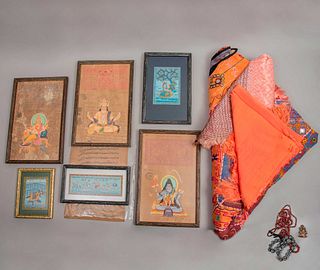 Lote mixto de artículos hindú. India. Siglo XX. Consta de: a) 7 cuadros decorativos, pintados a mano, con deidades. Otros.