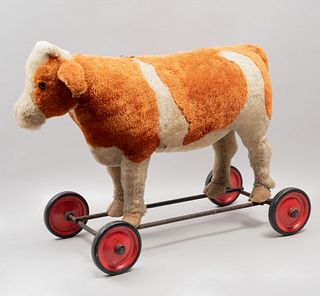 Vaca de juguete para montar. Alemania. Siglo XX. Marca Steiff. Elaborada en peluche. Soportes con ruedas. 45 x 63 cm