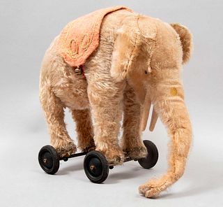 Elefante de juguete. Alemania. Siglo XX. Marca Steiff. Elaborado en peluche y plástico. Soportes con ruedas.