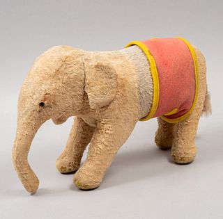 Elefante de juguete. Alemania. Siglo XX. Marca Steiff. Elaborado en peluche. Con botón de la marca.