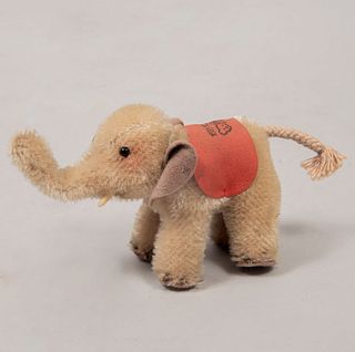 Elefante de juguete. Alemania. Siglo XX. Marca Steiff. Formato pequeño. Elaborado en peluche. Con botón de la marca.