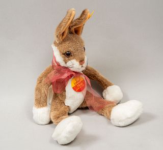 Conejo de juguete LULAC. Alemania. Siglo XX. Marca Steiff. Elaborado en peluche. Con etiqueta de la marca.