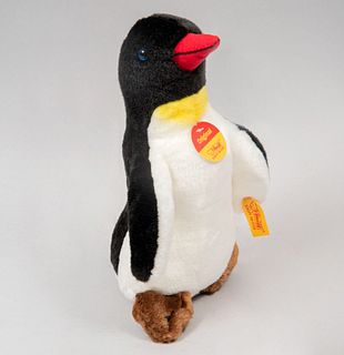 Pingüino de juguete. Alemania. Siglo XX. Marca Steiff. Elaborado en peluche. Con botón y etiqueta de la marca.