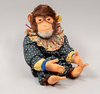 Mono de juguete. Alemania. Siglo XX. Marca Steiff. Elaborado en peluche. Vestido. Con botón y etiqueta de la marca.