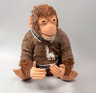 Mono de juguete. Alemania. Siglo XX. Marca Steiff. Elaborado en peluche. Vestido con suéter. Con botón de la marca.