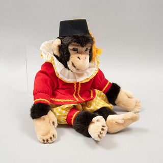 Mono de juguete. Alemania. Siglo XX. Marca Steiff. Elaborado en peluche. Vestido con atuendo de circo. Con botón y etiqueta de la marca