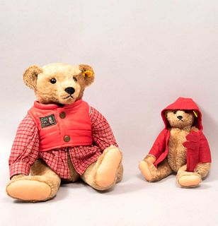 Lote de 2 osos de juguete. Alemania. Siglo XX. Marca Steiff. Elaborados en peluche. Con botón y etiqueta de la marca. Vestidos.