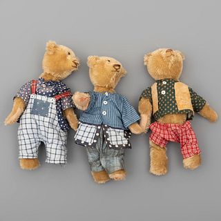 Lote de 3 osos Teddy de juguete. Estados Unidos. 1987. Marca Tammie por Tammie Lawrence. Elaborados en peluche. Vestidos.