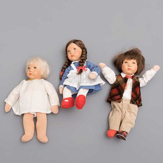 Lote de 3 muñecos. Alemania. Siglo XX. Marca Käthe-Kruse. Elaborados en material sintético y textil. 24 cm de alto (mayor)