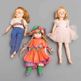 Lote de 3 muñecos. Estados Unidos. Siglo XX. Marca Alexander Doll Co. Elaboradas en material sintético y textil. 43 cm