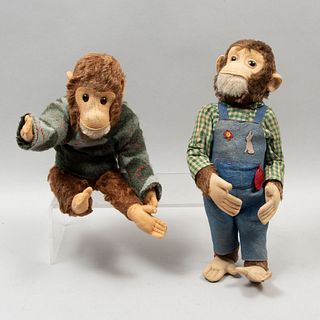 Lote de 2 monos de juguete. Alemania. Siglo XX. Marca Schuco. Elaborados en peluche. Uno vestido con overall y camisa.